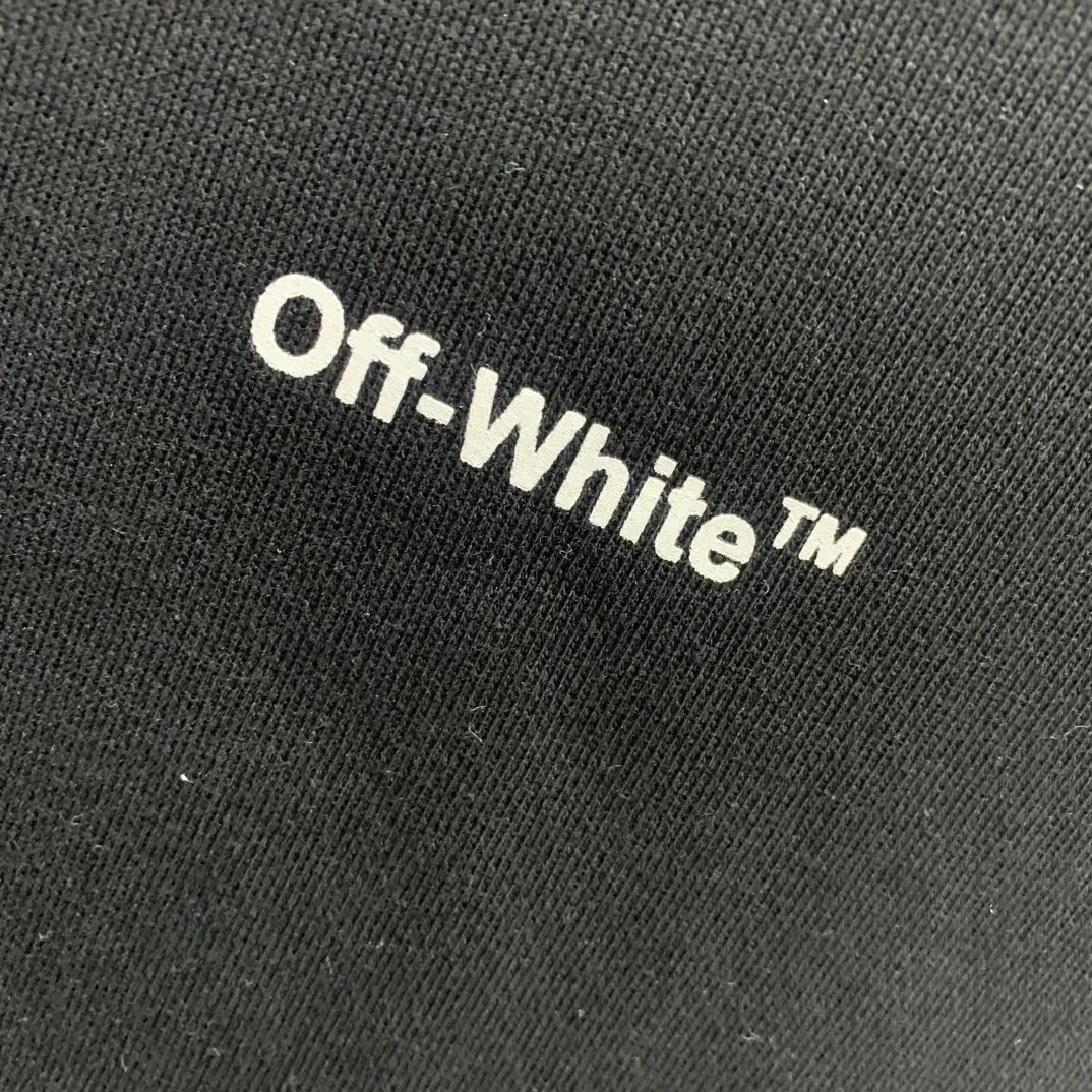 Top version OFF-WHITE OW black and white graffiti brush wavy pattern zebra crossing ECG men's and women's loose T-shirt men's and women's same style round neck sweatshirt After the ECG series, the tiger stripe pattern appears again. This may be another simple and luxurious new model after the merger with LV. Awesome black and white color scheme, new artistic derivation of signature elements, and simple fashion style is remarkable. Small dropped shoulders, slightly wide style, suitable for both men and women.  Imported glue technology, extremely strong. 21 brand new washable collar label tags, customized one to one. The fabric is 480g double-ply double-yarn terry fabric, which is full of drape and smooth to the touch. A must-have for fall and winter!  Color: Black Size: XS-L P:360